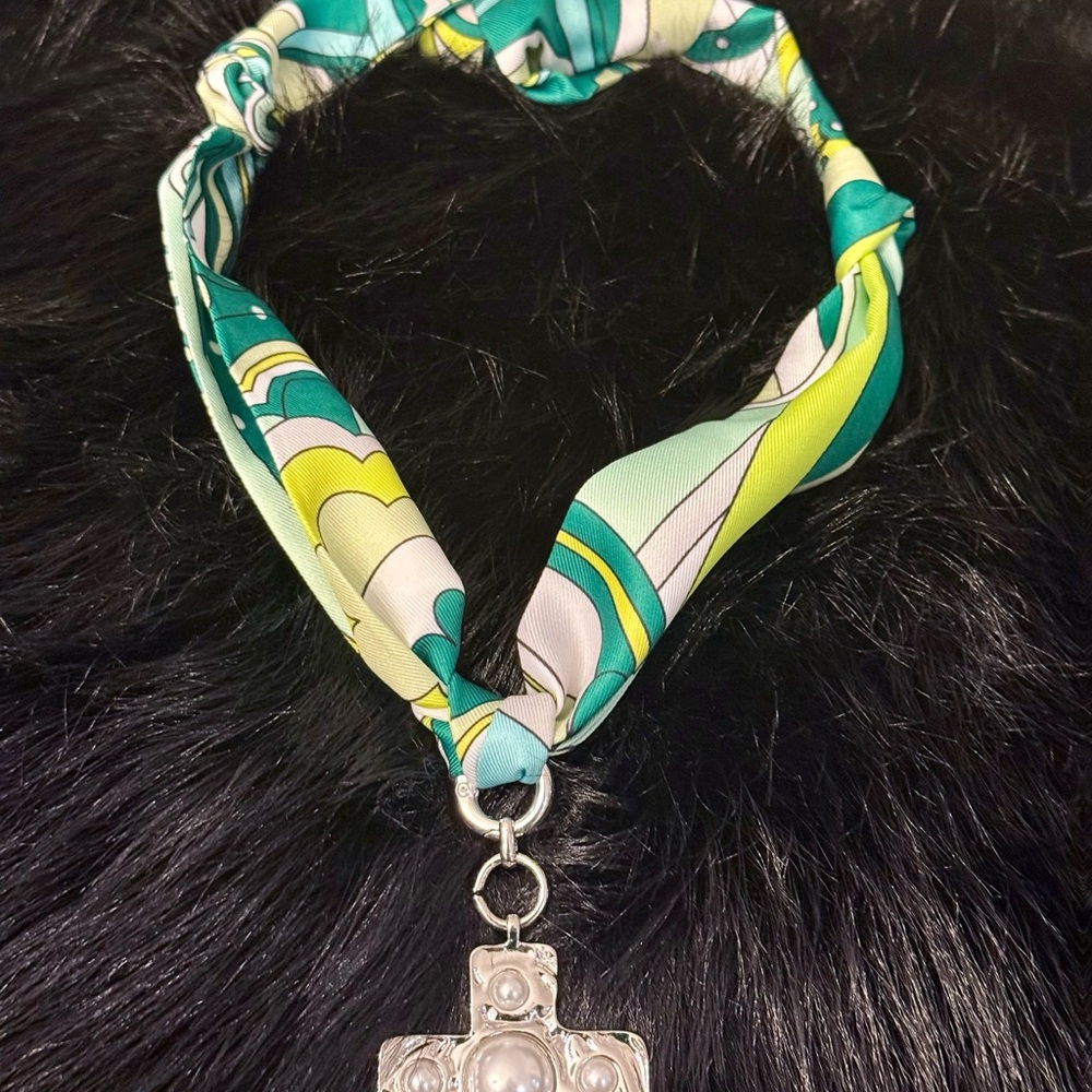 BNWT CUSTOM SCARF NECKLACE OR WRIST WRAP PERFECT GIFT FOR YOU OR SOMEONE YOU ❤️